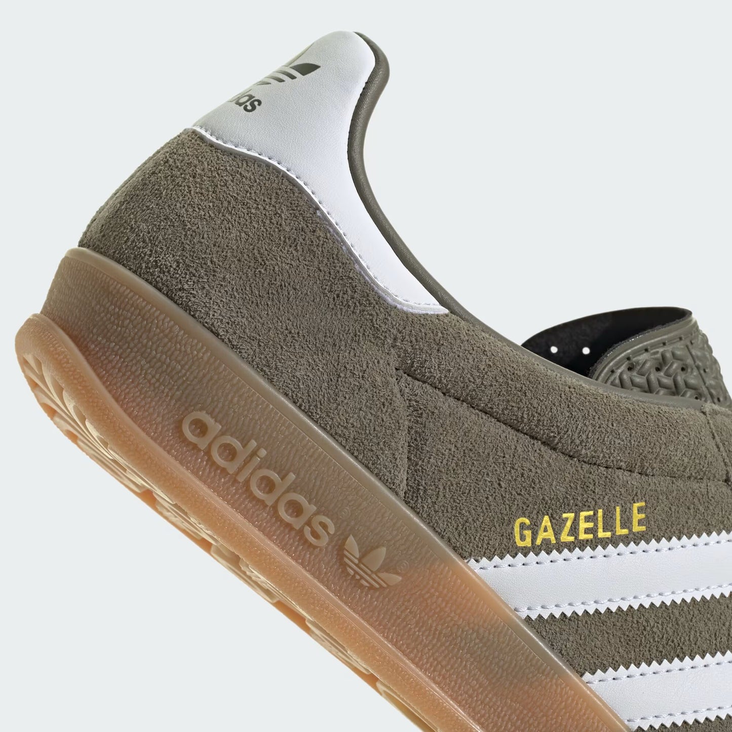 adidas Gazelle Indoor - Unisex - Olive Strata Cloud Wit Gum