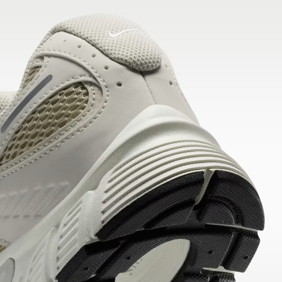 Nike V5 RNR - Unisex - Desert Khaki Light Bone