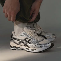 Asics Gel-Kayano 14 - Unisex - Cream Zwart Metallic Plum