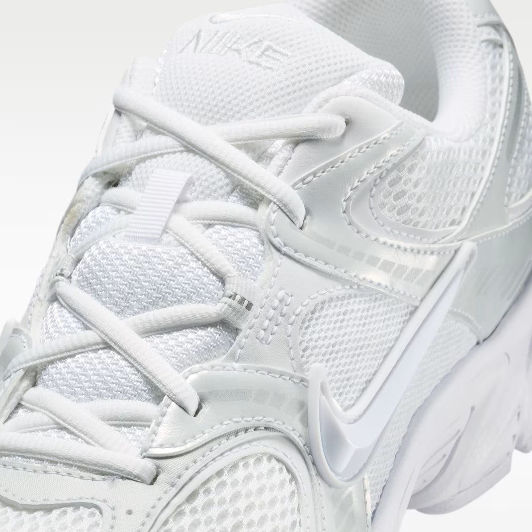 Nike V5 RNR - Unisex - White Metallic Silver