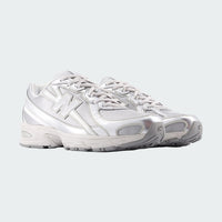 New Balance 740 - Unisex - Metallic Silver